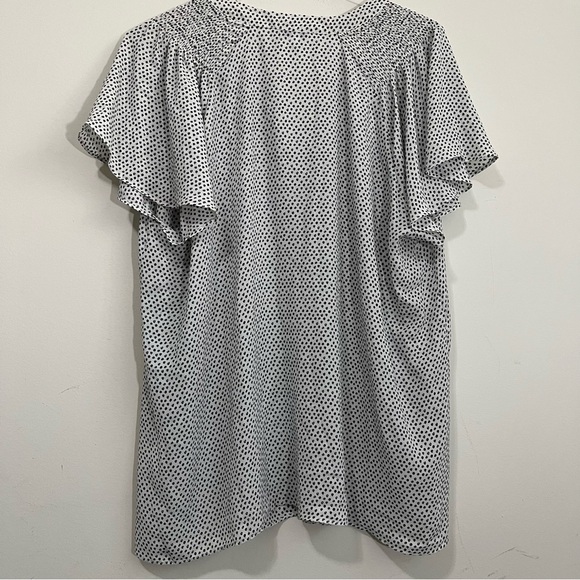 Rose + Olive Size 2X White Black Abstract Dot Print V Neck Blouse Flutter Sleeve - Picture 10 of 14